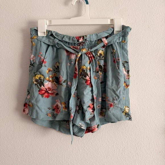 Jolt Pants - Jolt • Light Blue Floral Shorts w Belt • Women’s Size Medium